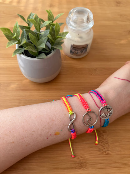 Náramek z uzlíků s přívěskem barevný