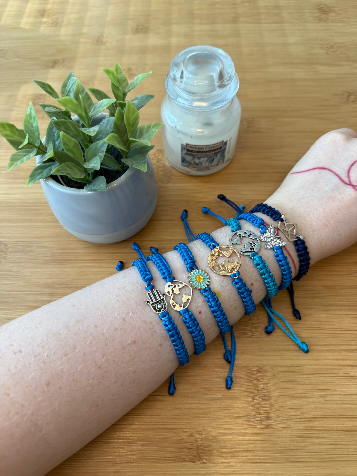 Náramek z uzlíků s přívěškem modrý