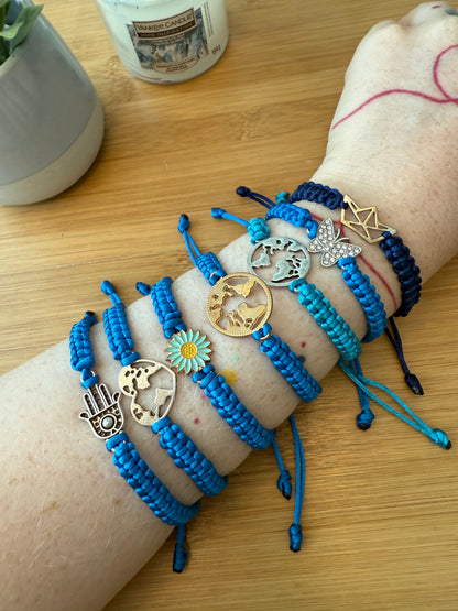 Náramek z uzlíků s přívěškem modrý