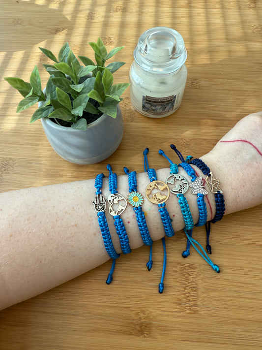 Náramek z uzlíků s přívěškem modrý