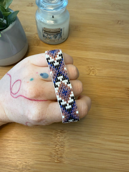 Různé druhy úzkého tkaného náramku