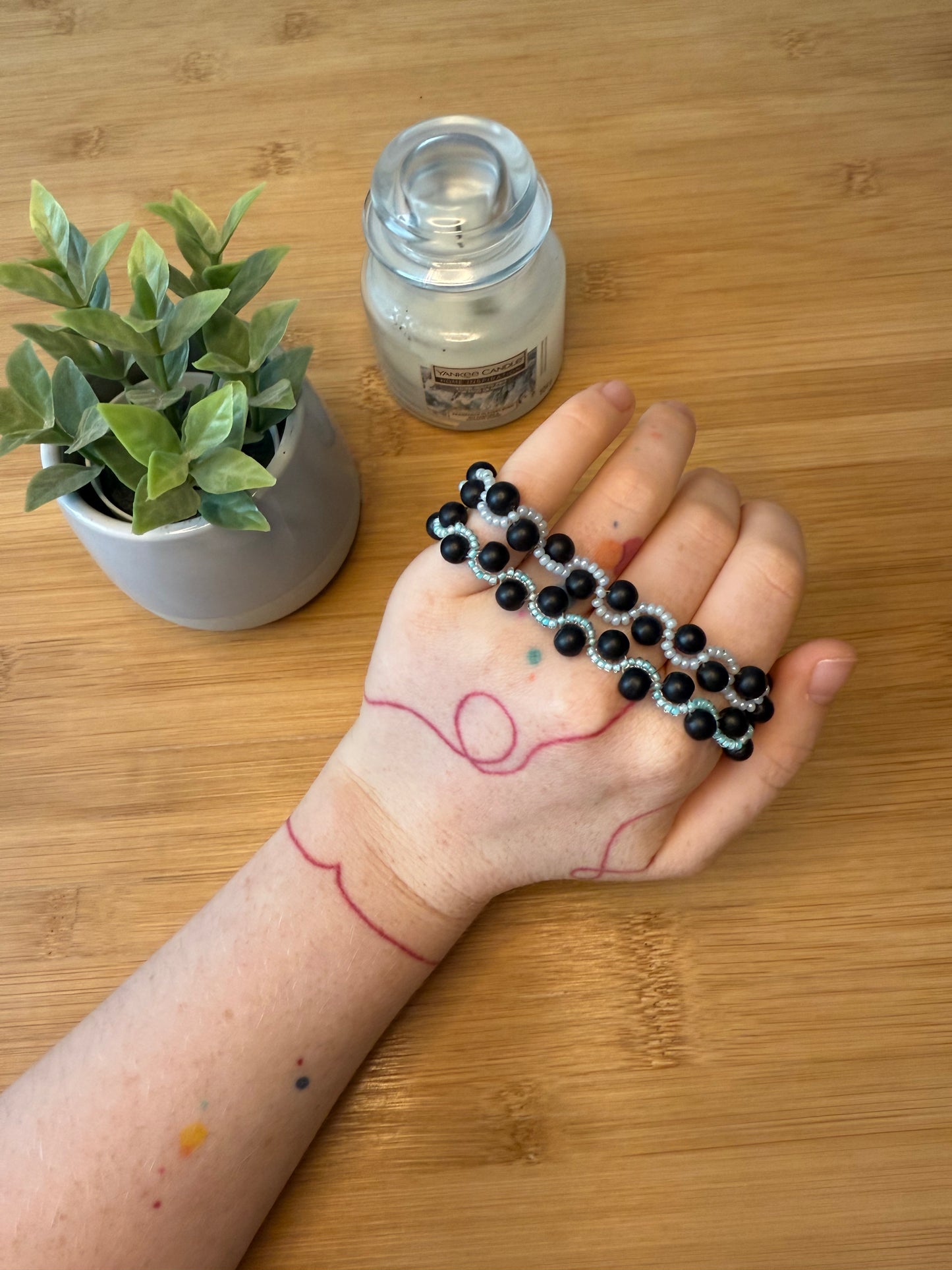 Vlnitý korálkový náramek několik barev