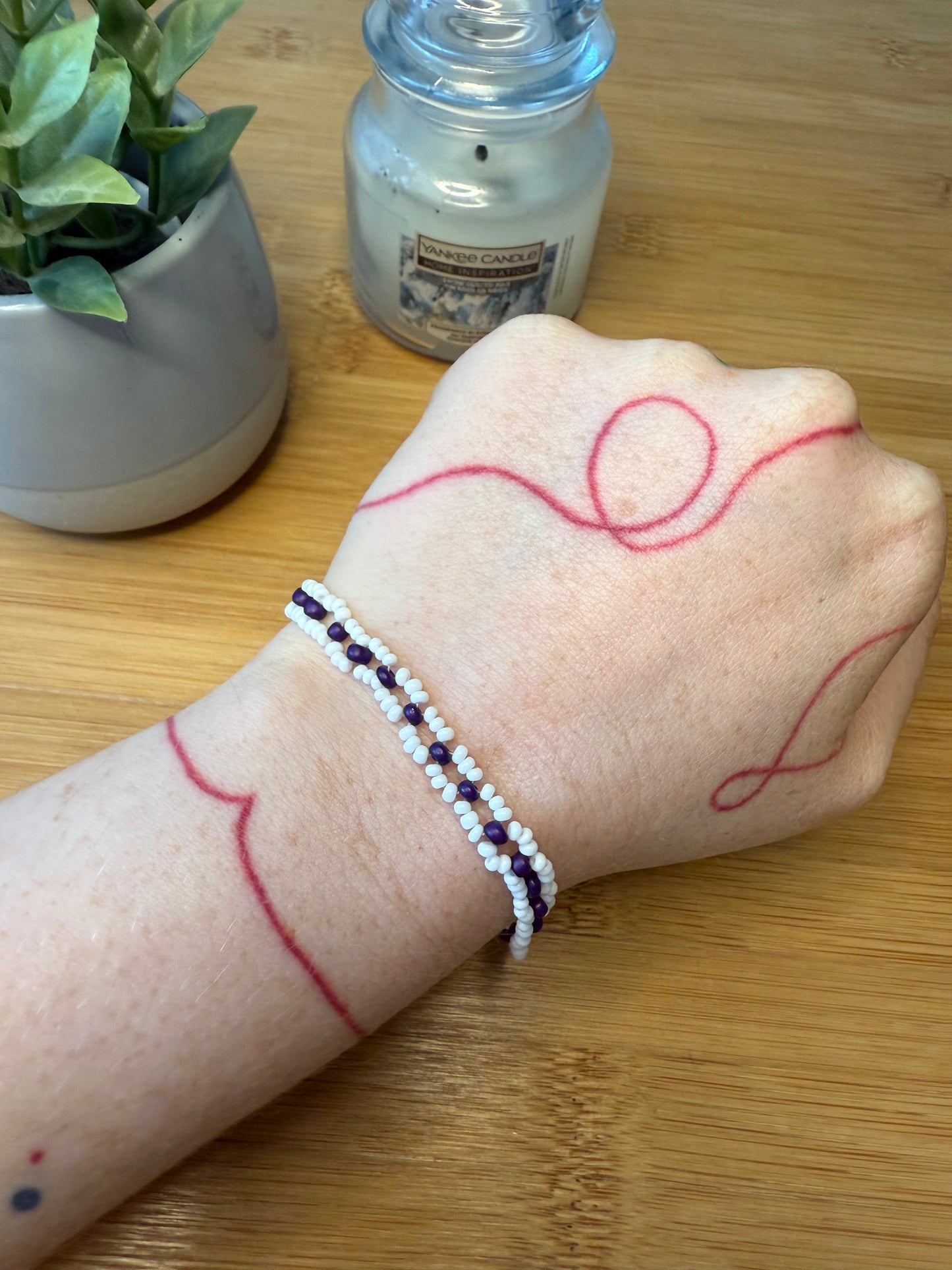 Úzký plochý korálkový náramek dva druhy