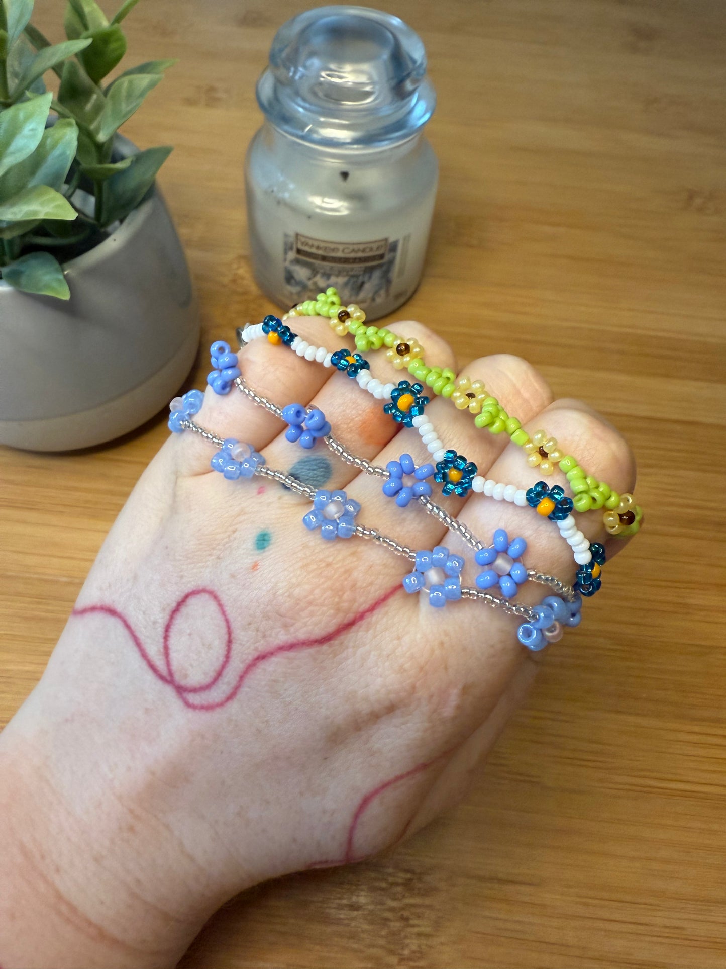 Drobné korálkové květinové náramky