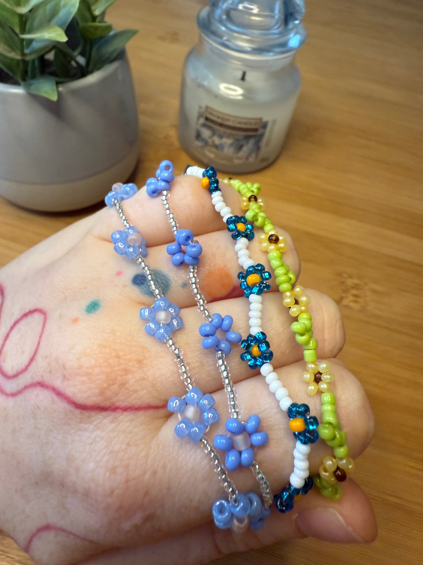 Drobné korálkové květinové náramky