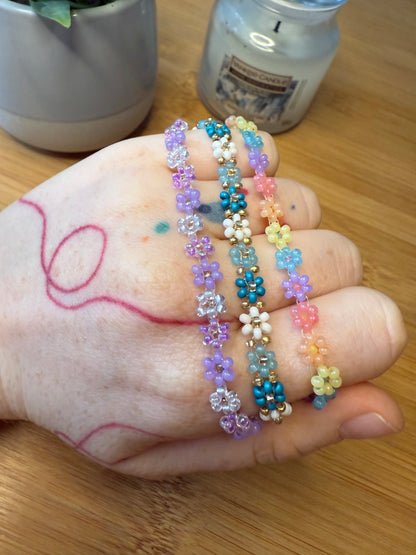 Různé druhy květinových náramků