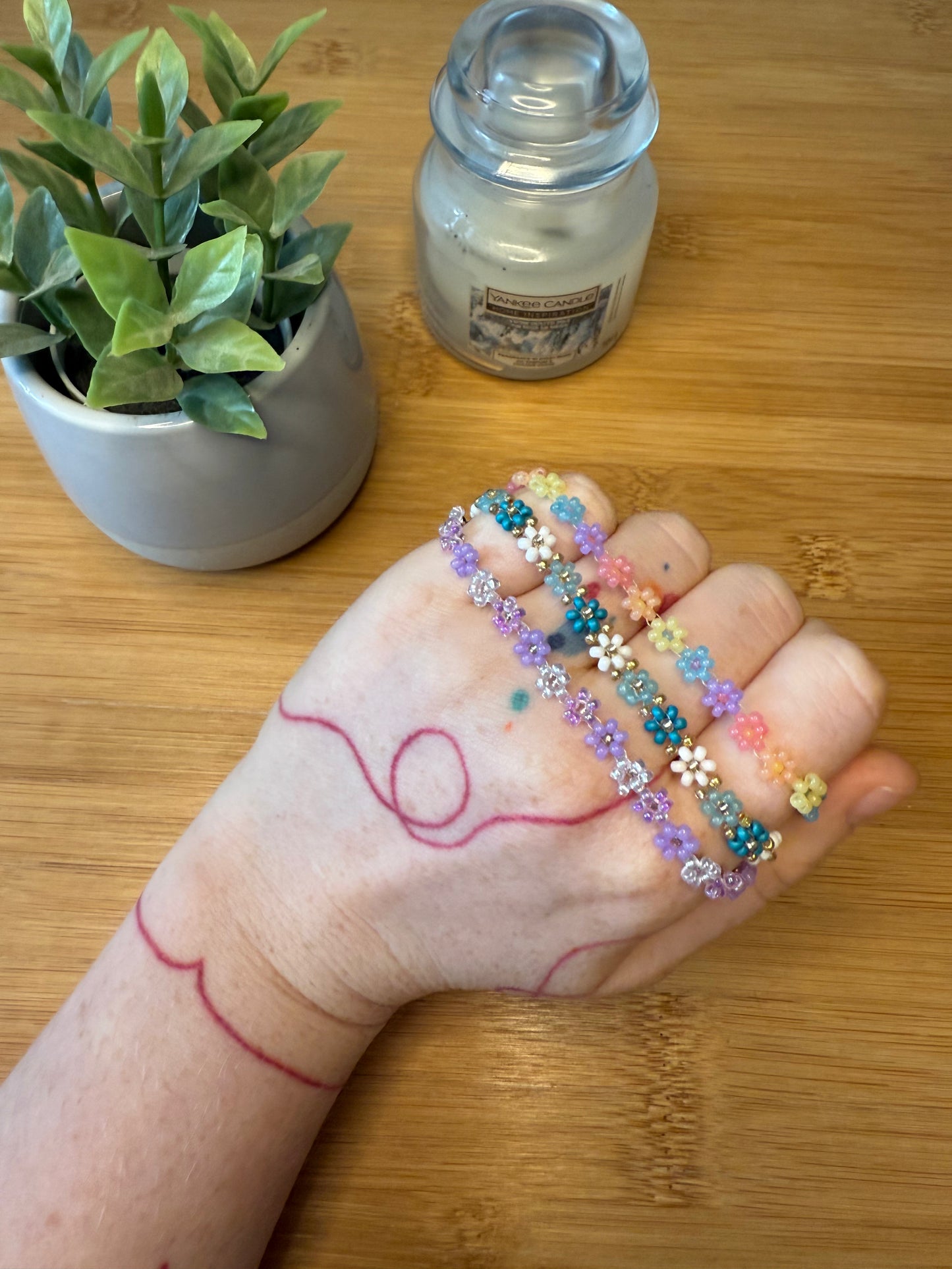 Různé druhy květinových náramků