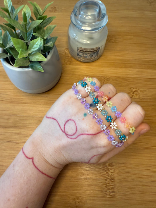 Různé druhy květinových náramků