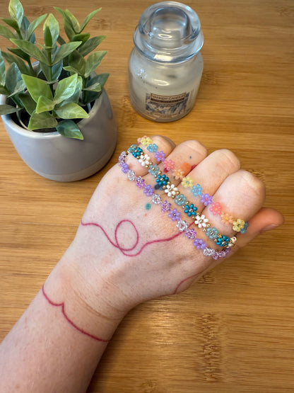 Různé druhy květinových náramků