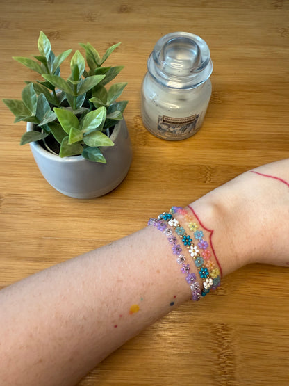 Různé druhy květinových náramků