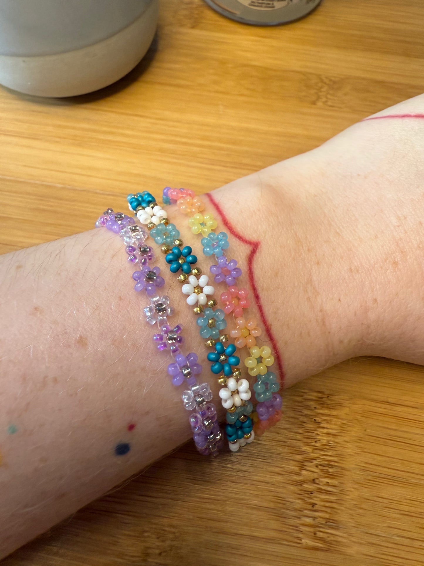 Různé druhy květinových náramků