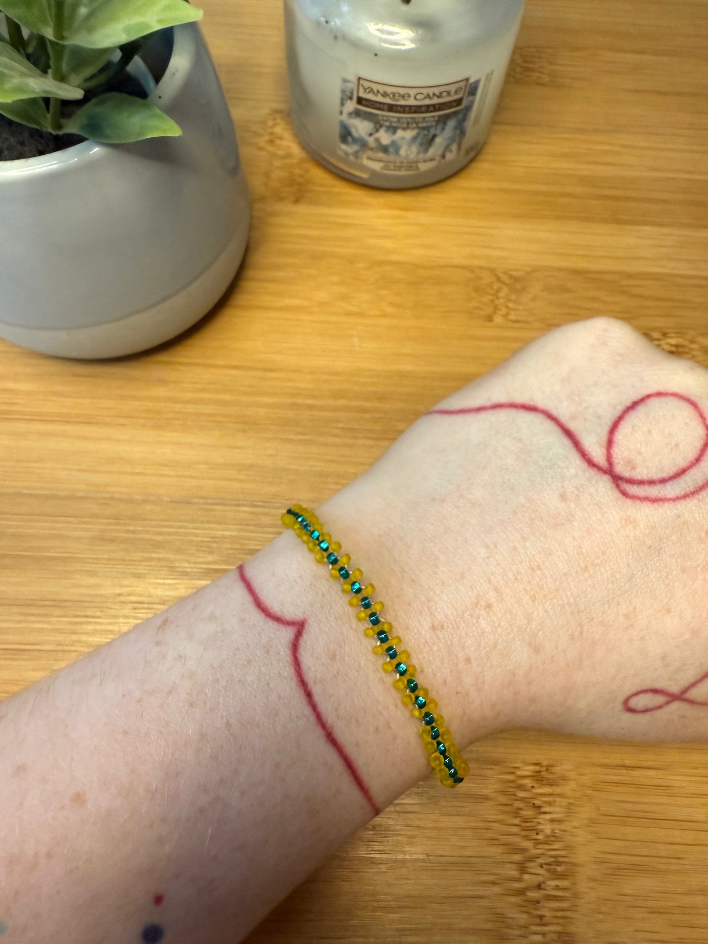 Úzký plochý korálkový náramek dva druhy