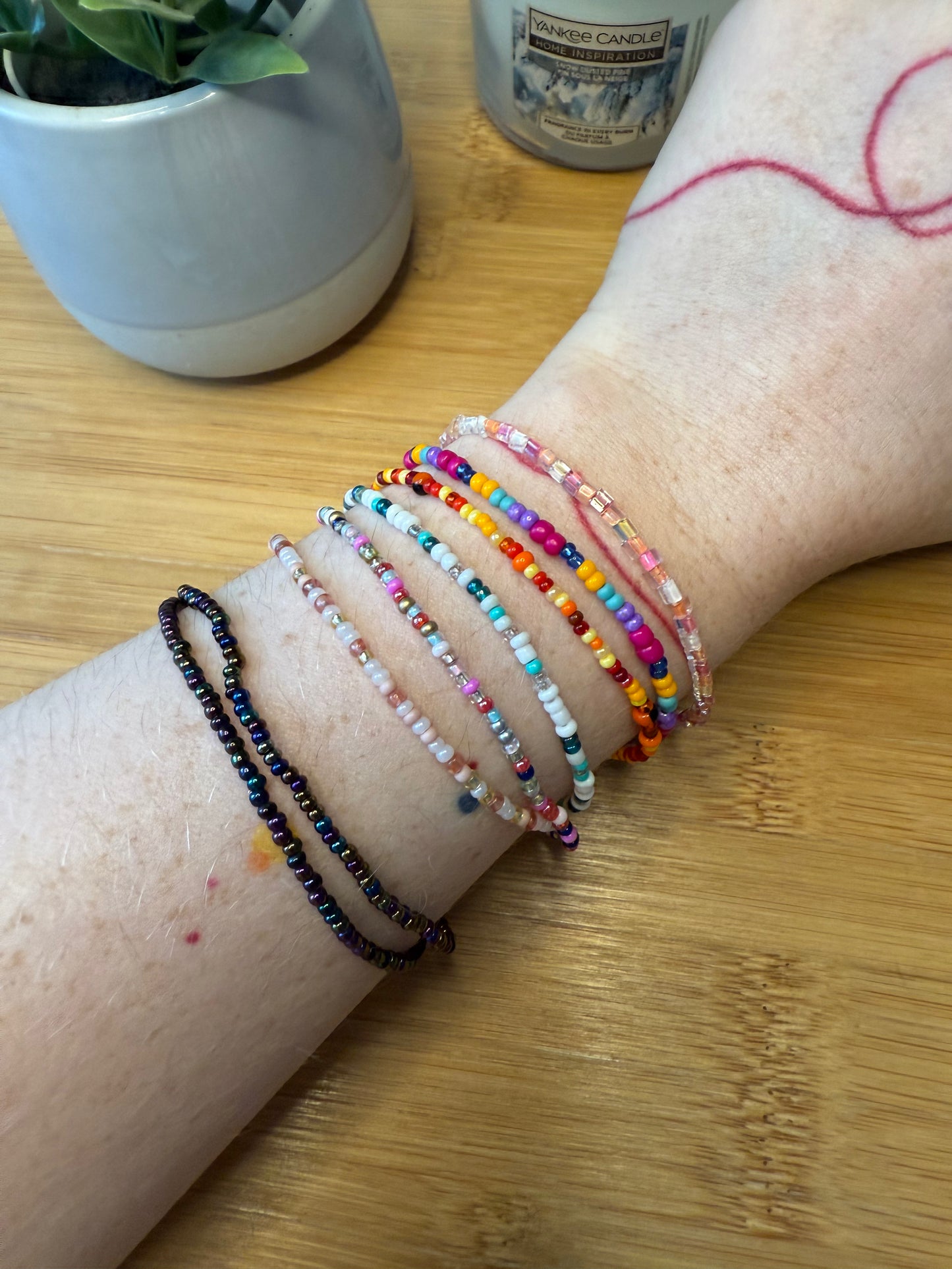 Různé druhy jednoduchých korálkových náramků