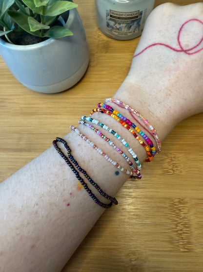 Různé druhy jednoduchých korálkových náramků