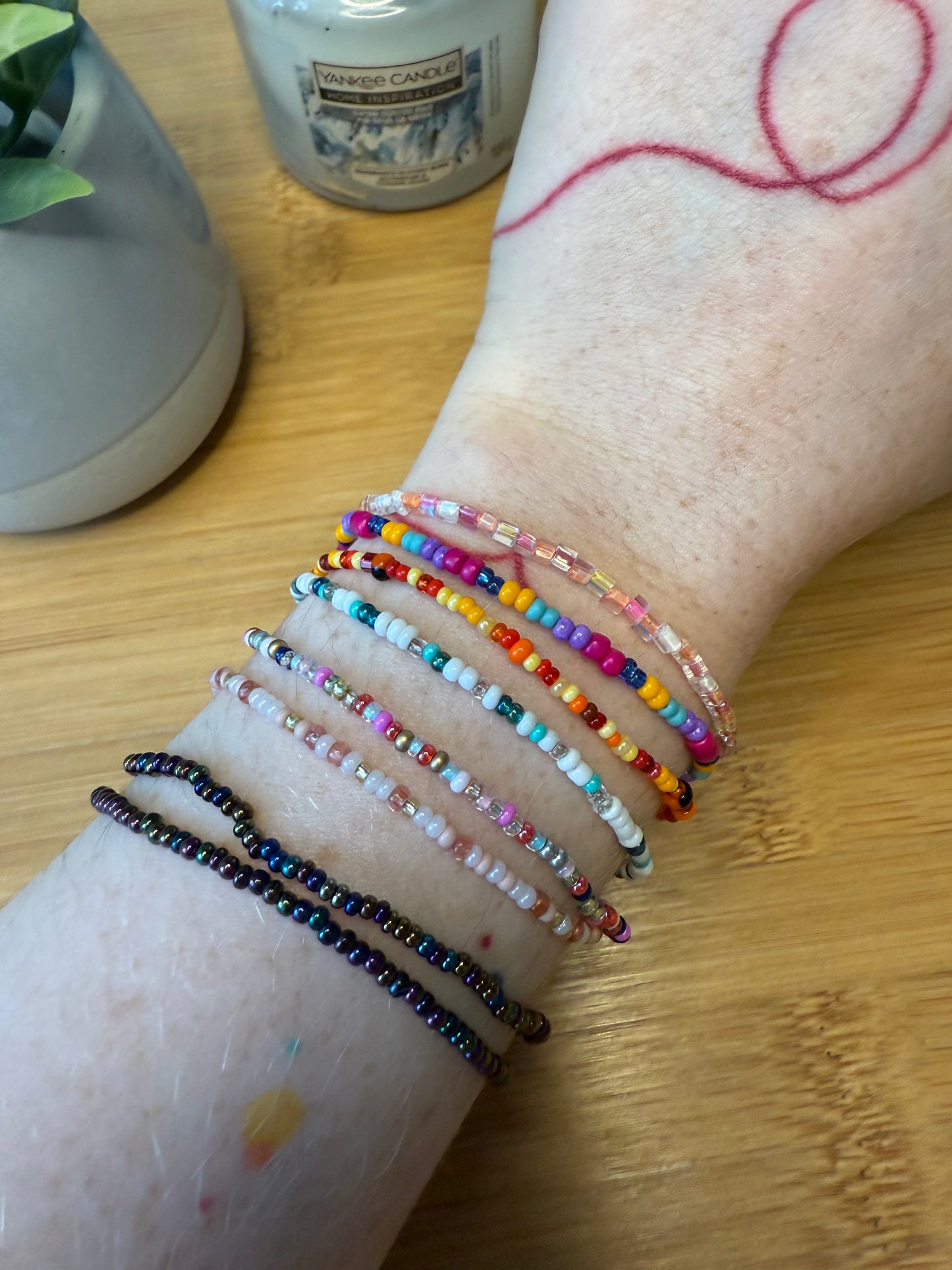 Různé druhy jednoduchých korálkových náramků