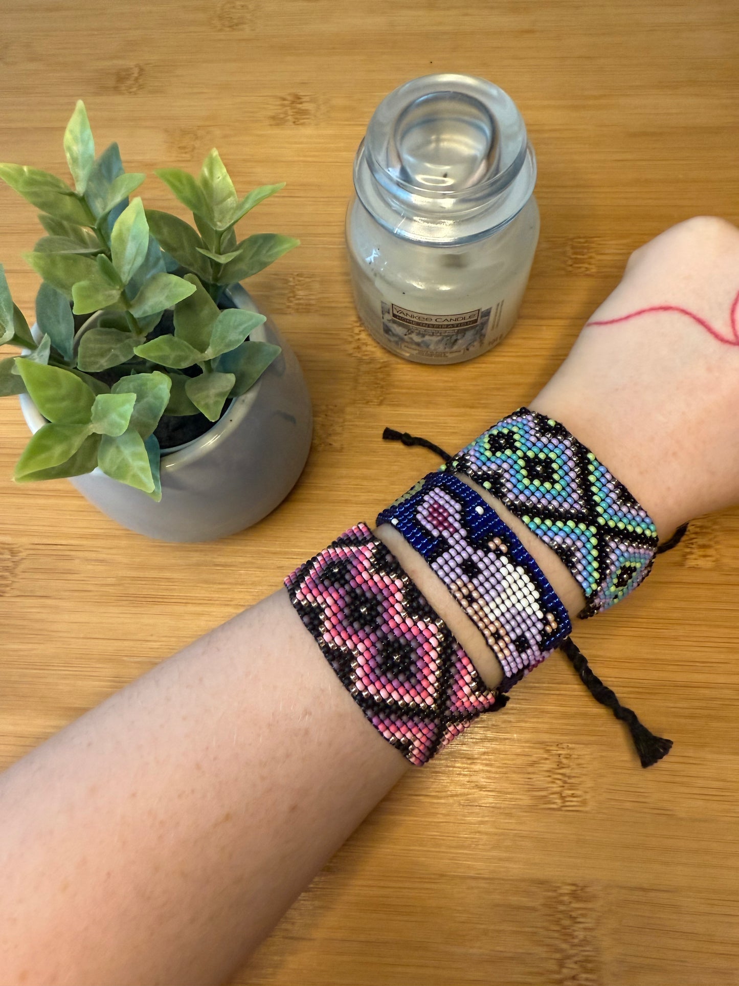 Široké korálkové náramky se zavazováním