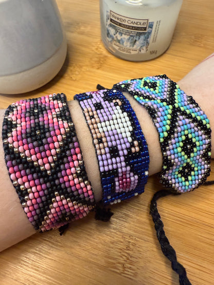 Široké korálkové náramky se zavazováním