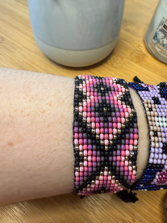 Široké korálkové náramky se zavazováním