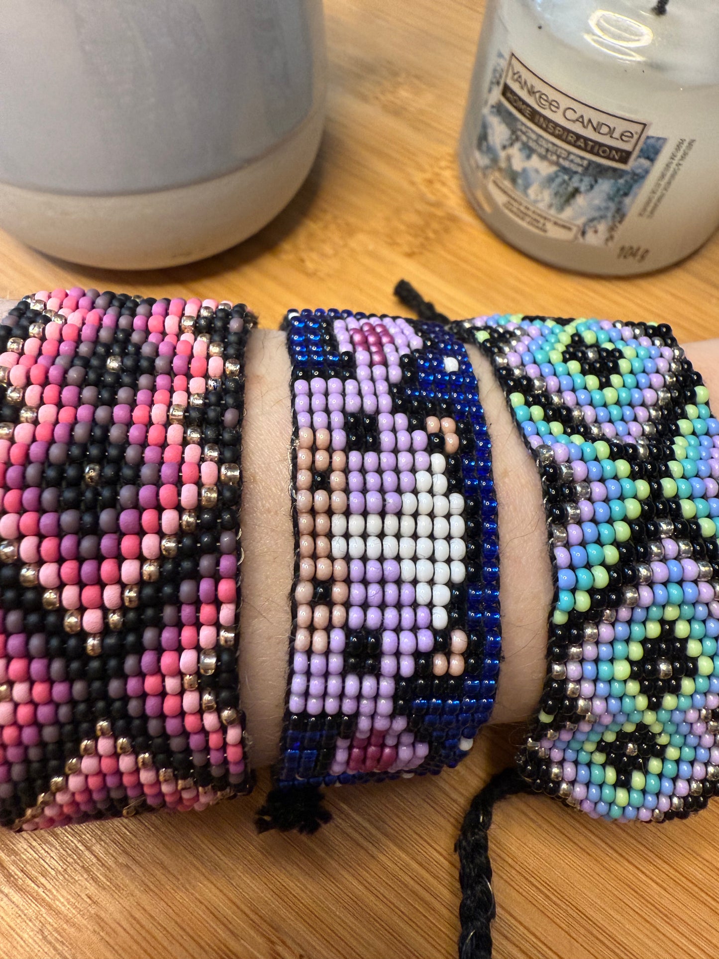 Široké korálkové náramky se zavazováním