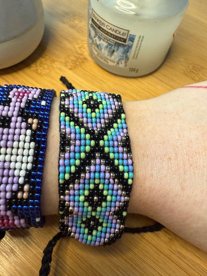 Široké korálkové náramky se zavazováním