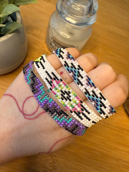 Různé druhy úzkého tkaného náramku