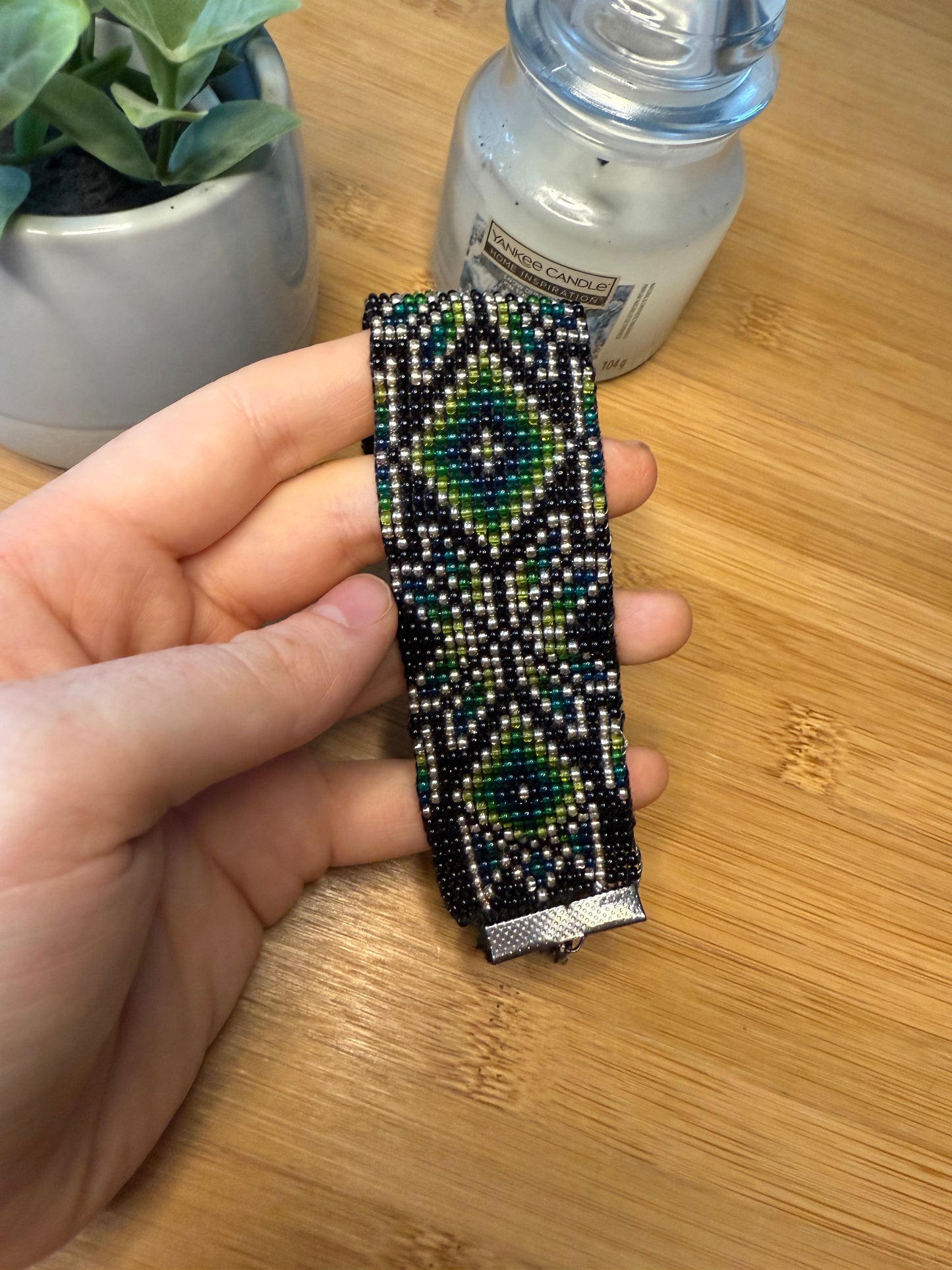 Široký korálkový náramek tmavý