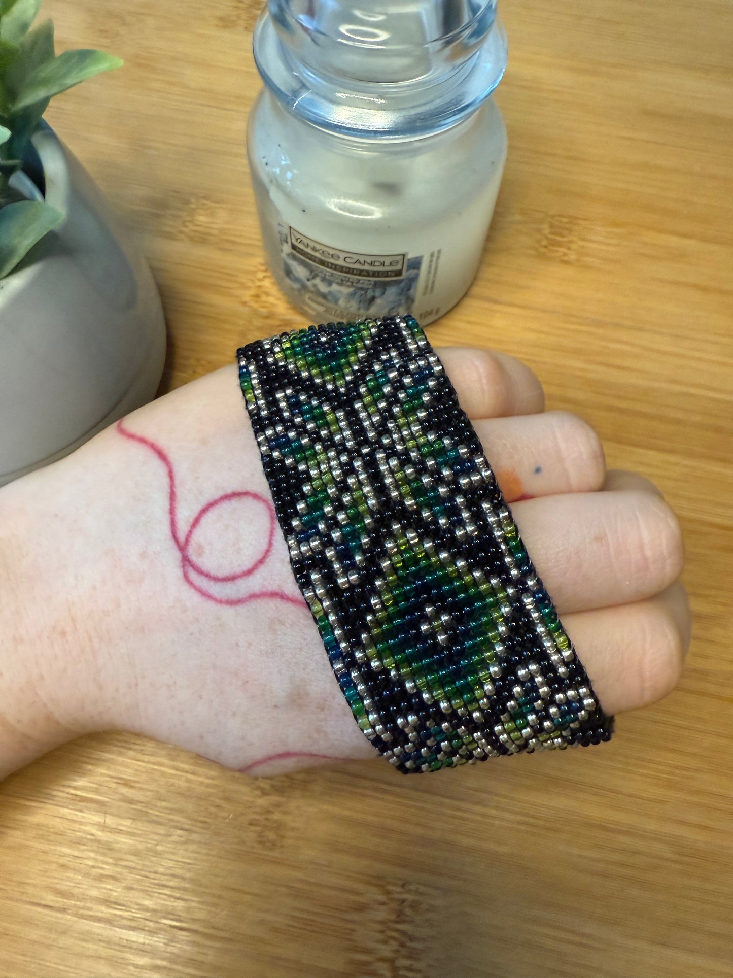 Široký korálkový náramek tmavý