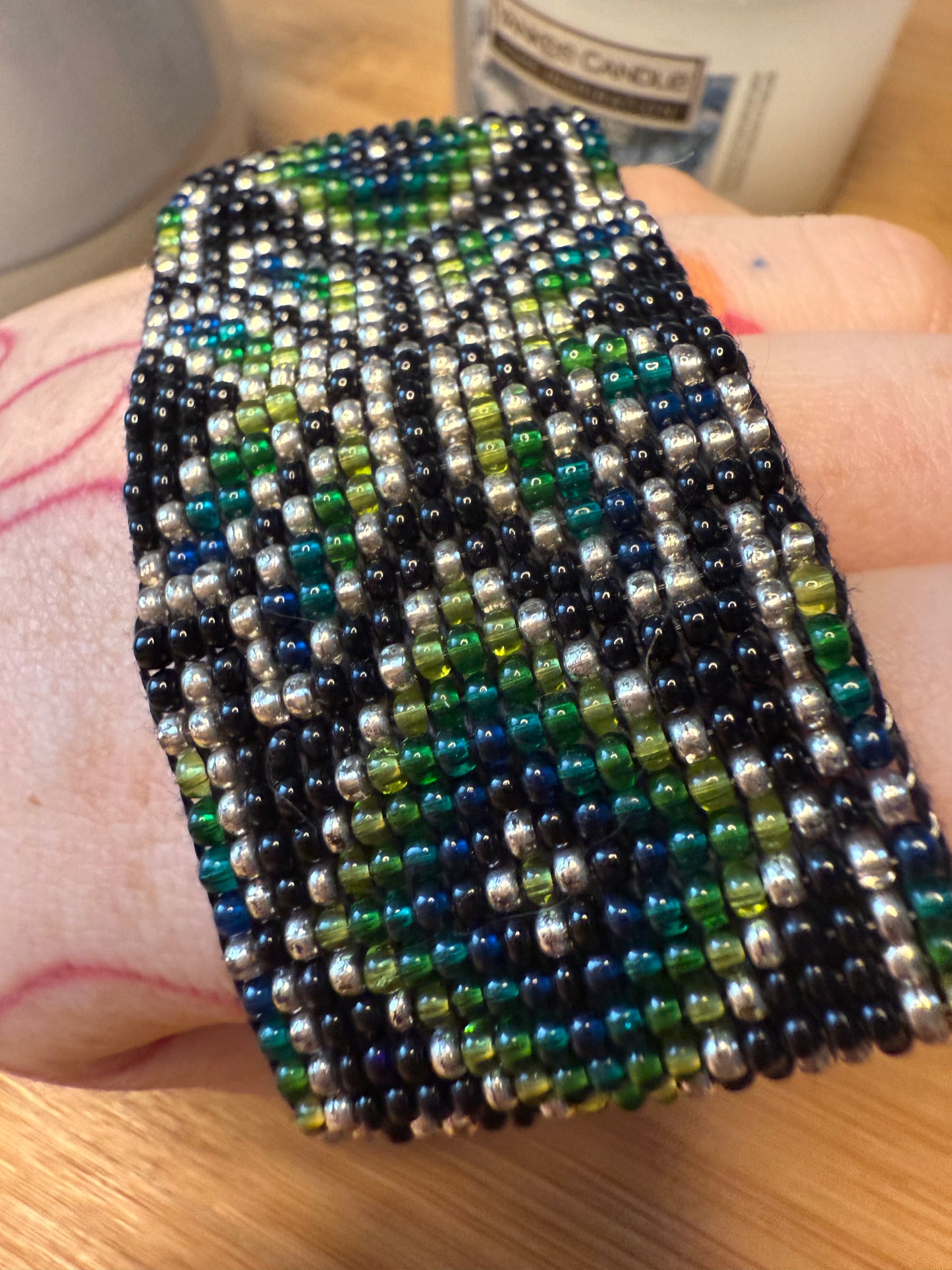 Široký korálkový náramek tmavý