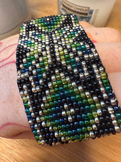 Široký korálkový náramek tmavý