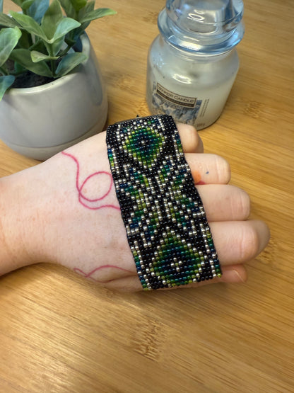 Široký korálkový náramek tmavý