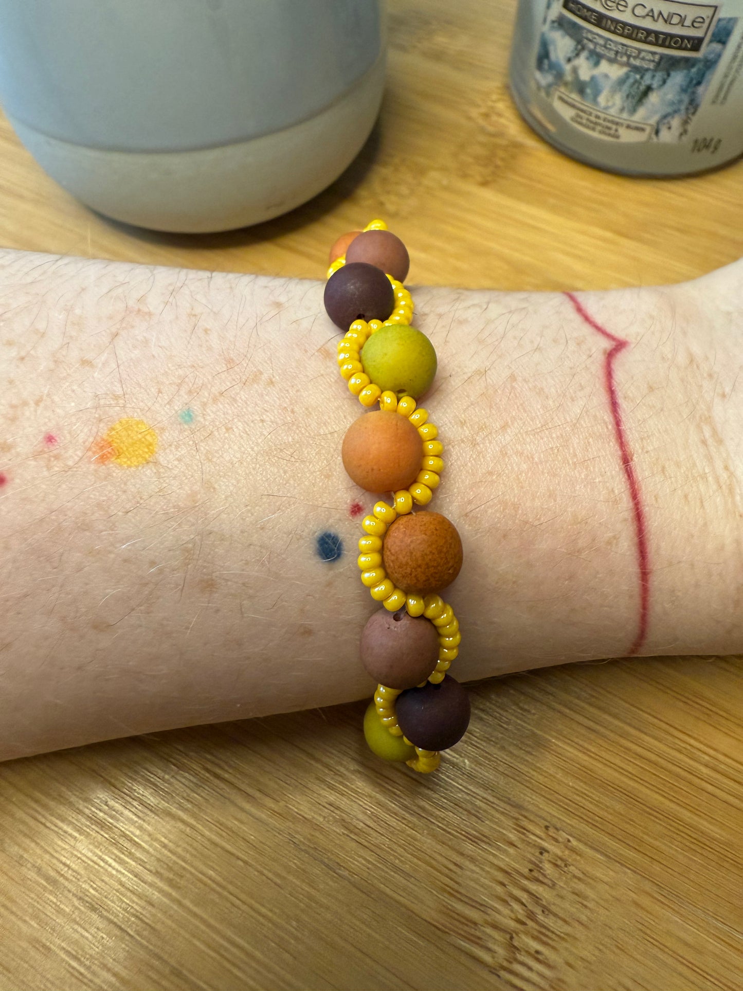 Vlnitý korálkový náramek několik barev