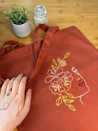 Tvrdá plátěná taška s výšivkou oranžová a zelená