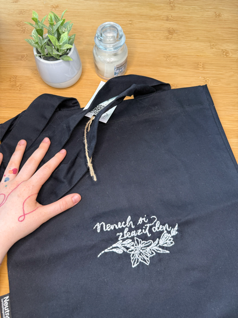 Měkká plátěná taška s výšivkou (tři barvy)