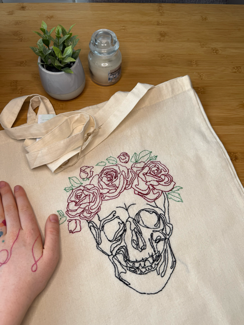 Taška s výšivkou lebky