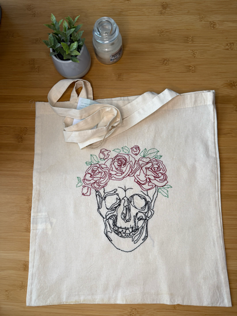 Taška s výšivkou lebky