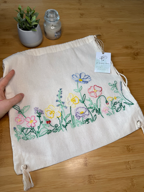 Vak s květinovou výšivkou