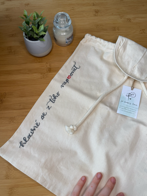 Batoh s výšivkou "Hlavně se z toho nep♡srat"