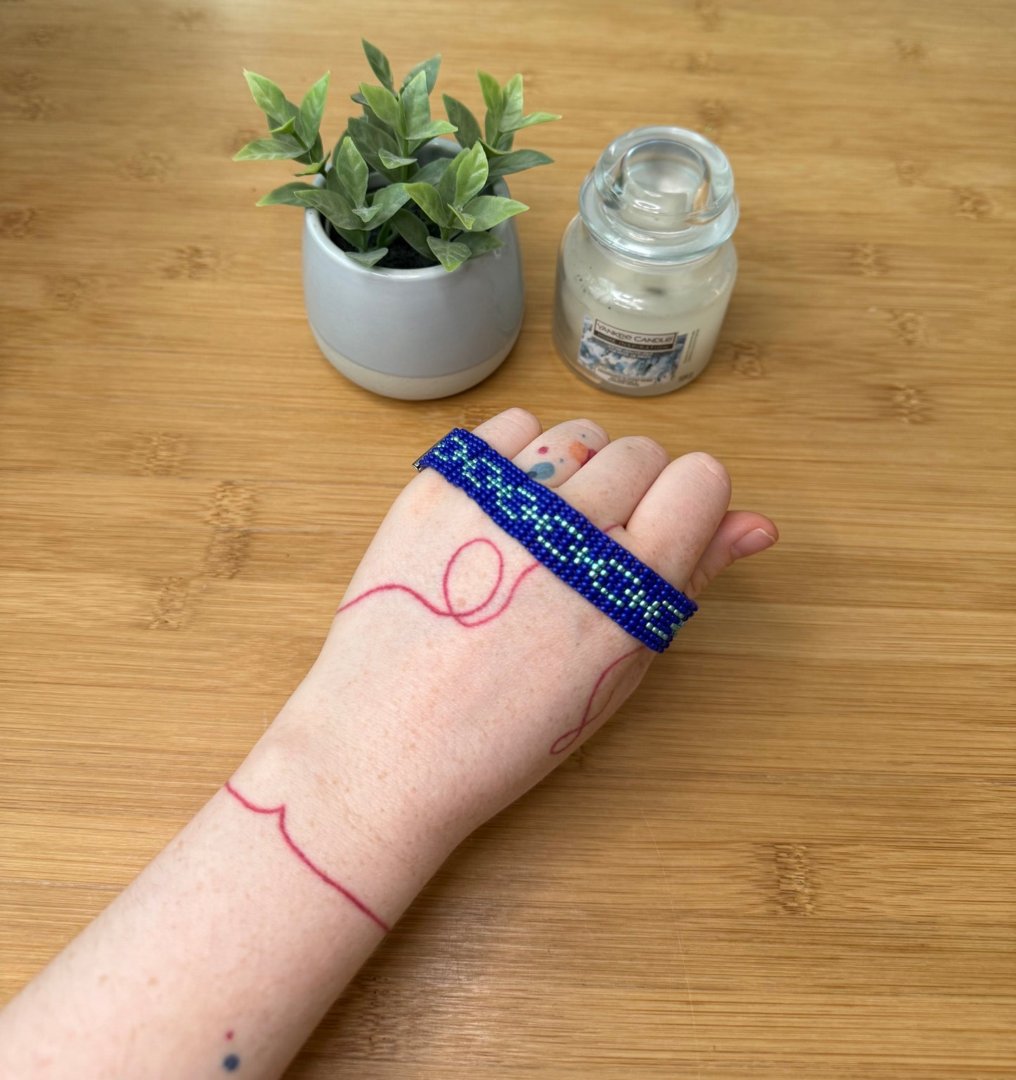 Tkaný korálkový náramek (tři barvy) | Anežka Gruberová