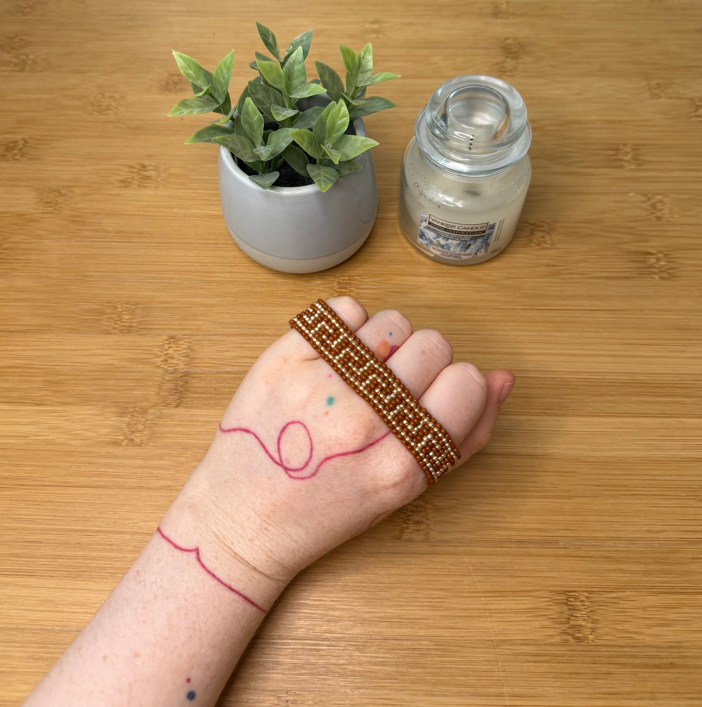 Tkaný korálkový náramek (tři barvy) | Anežka Gruberová