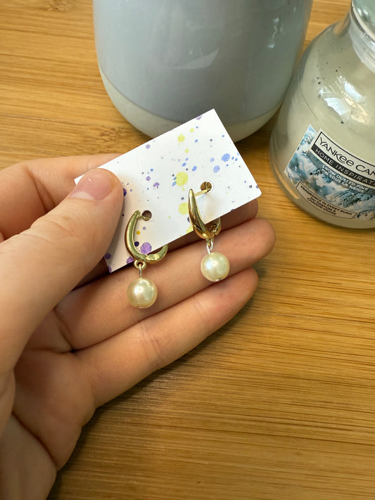 Zlaté naušnice s perličkou