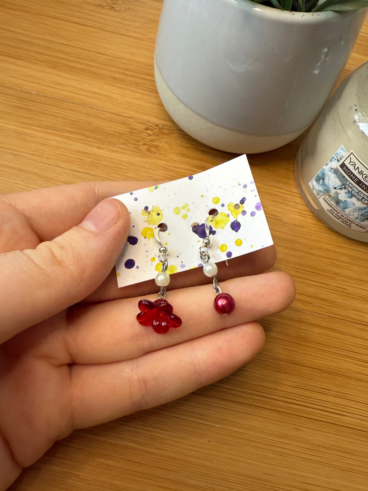 Stříbrné naušnice s perličkou a rudým květem