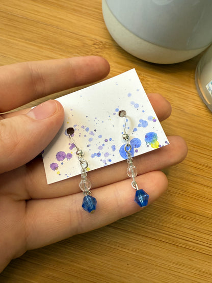 Stříbrné naušnice s průhlednými a modrými kamínky