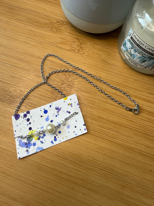 Náhrdelník s několika perličkami