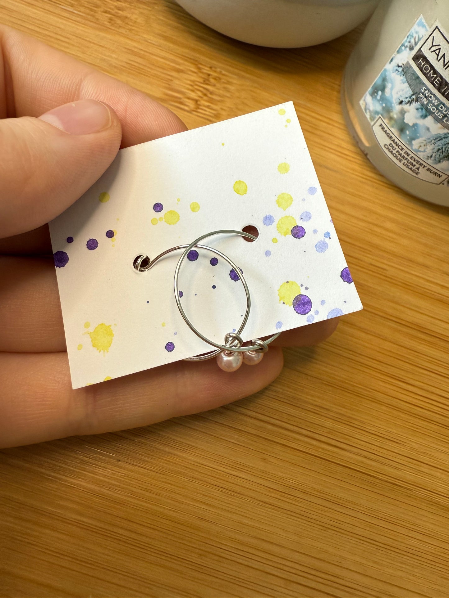 Kruhové naušnice s bílou nebo růžovou perličkou