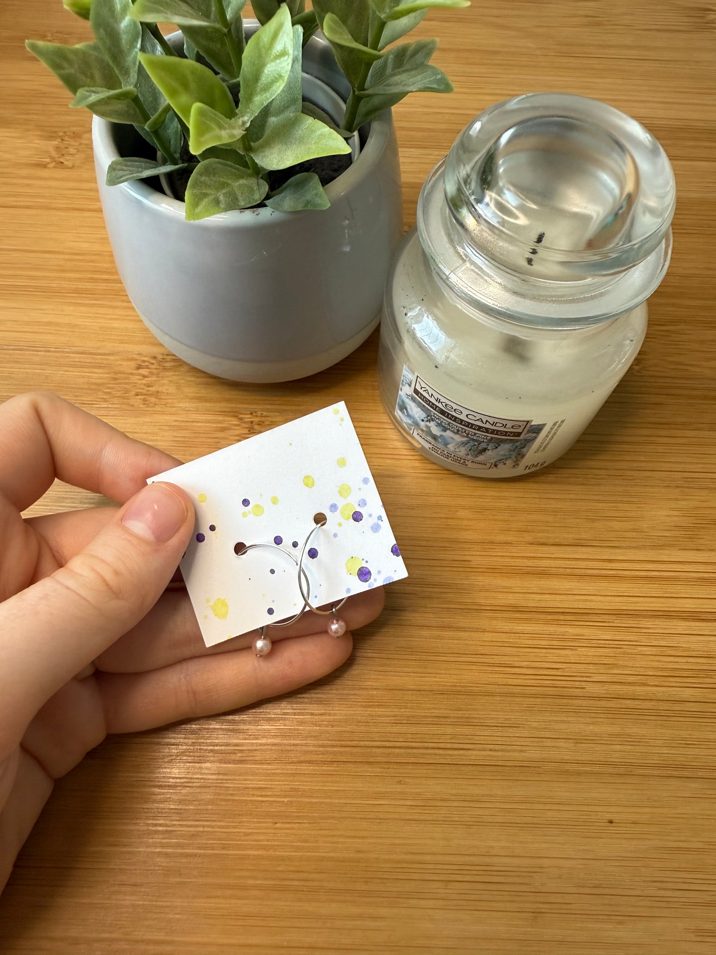 Kruhové naušnice s bílou nebo růžovou perličkou