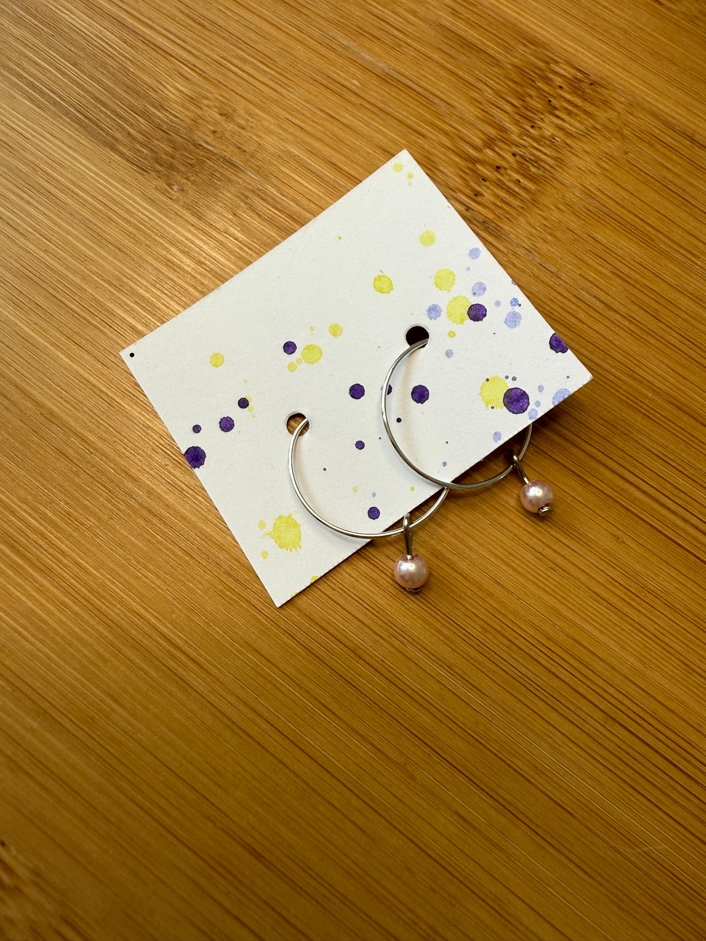 Kruhové naušnice s bílou nebo růžovou perličkou