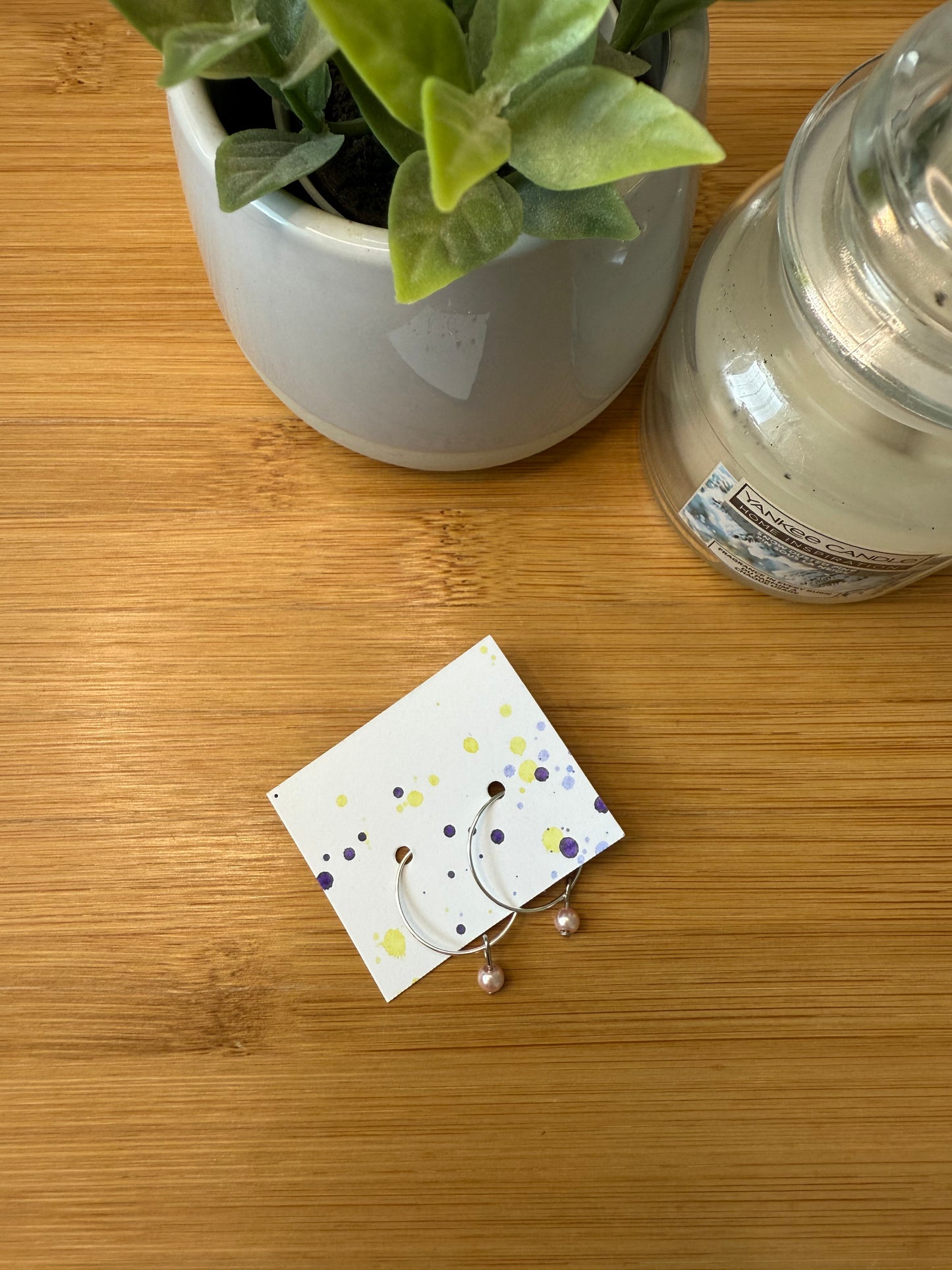 Kruhové naušnice s bílou nebo růžovou perličkou