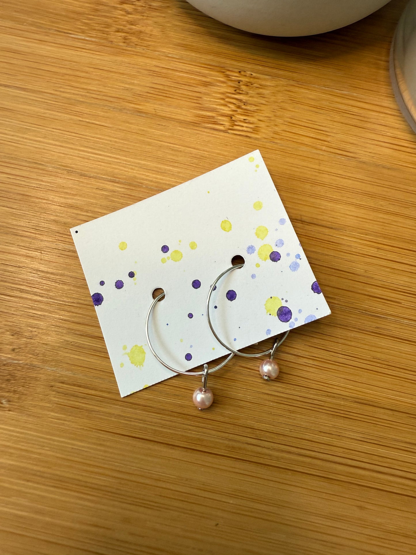 Kruhové naušnice s bílou nebo růžovou perličkou