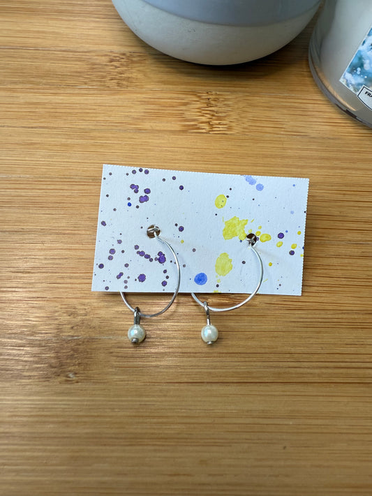 Kruhové naušnice s bílou nebo růžovou perličkou