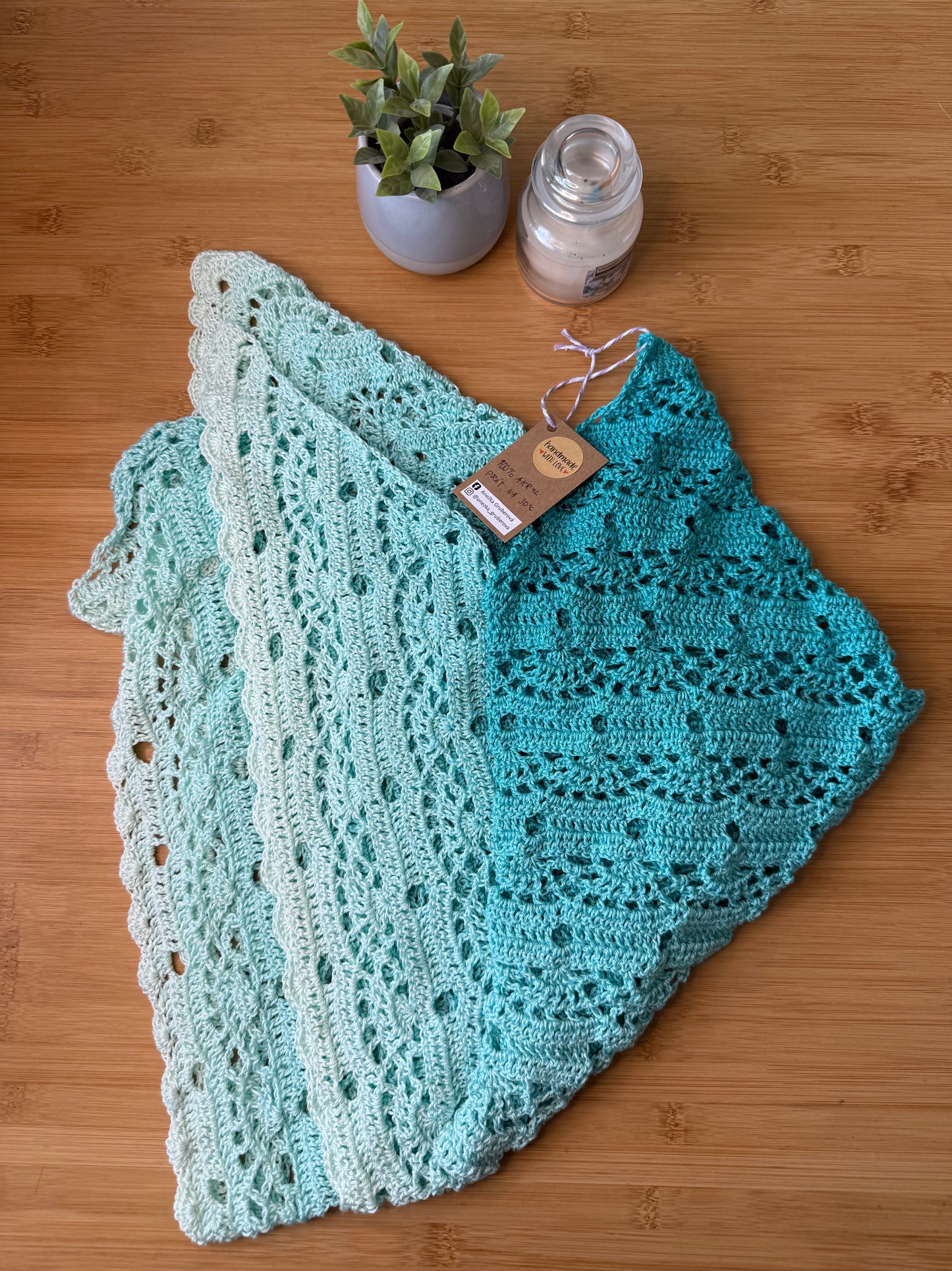 Ručně háčkovaný velký šátek modré ombré